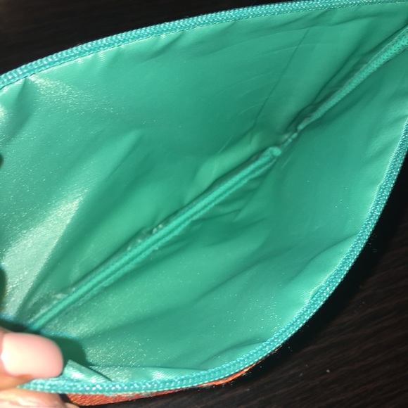 3 sets of lashes & makeup bag - Picture 2 of 2